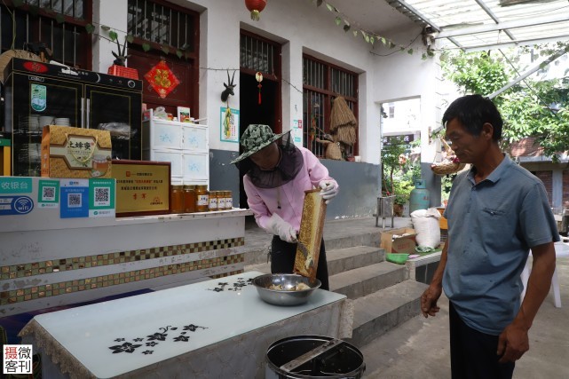 90后小伙山洞里造“豪华别墅”,14年只为养好蜂休闲区蓝鸢梦想 - Www.slyday.coM 90后小伙山洞里造“豪华别墅”,14年只为养好蜂休闲区蓝鸢梦想 - Www.slyday.coM