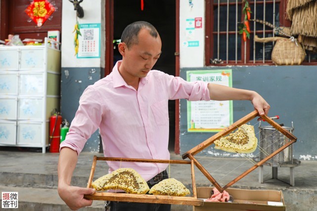 90后小伙山洞里造“豪华别墅”,14年只为养好蜂休闲区蓝鸢梦想 - Www.slyday.coM 90后小伙山洞里造“豪华别墅”,14年只为养好蜂休闲区蓝鸢梦想 - Www.slyday.coM