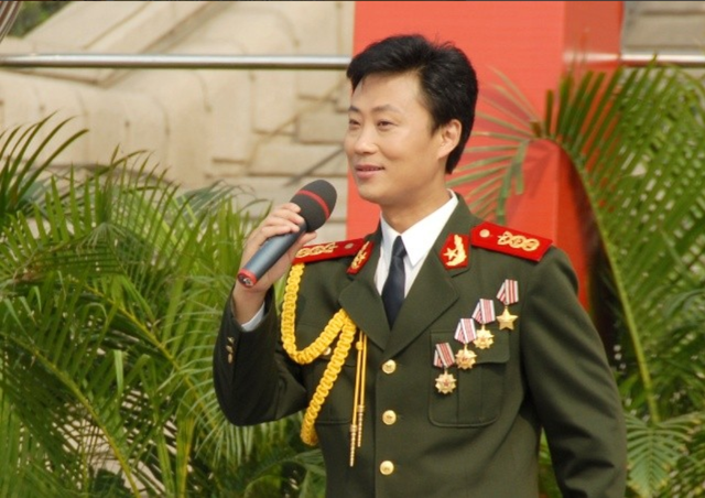 27岁上春晚，被小14岁粉丝倒追，宠妻15年被抛弃，伤透心至今单身休闲区蓝鸢梦想 - Www.slyday.coM