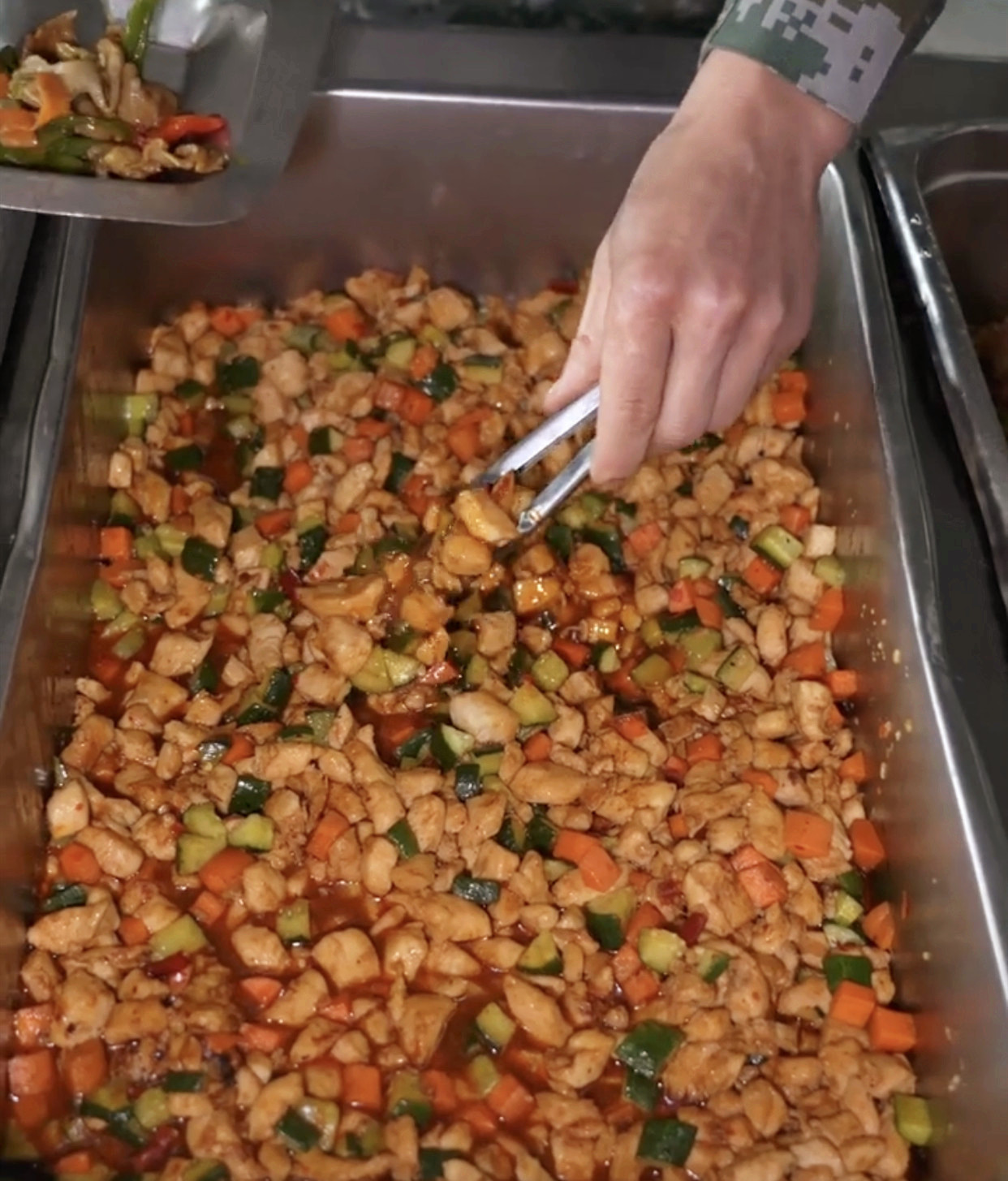 来晒晒陆军食堂的一顿午餐吃得太扎实了难怪兵强马壮