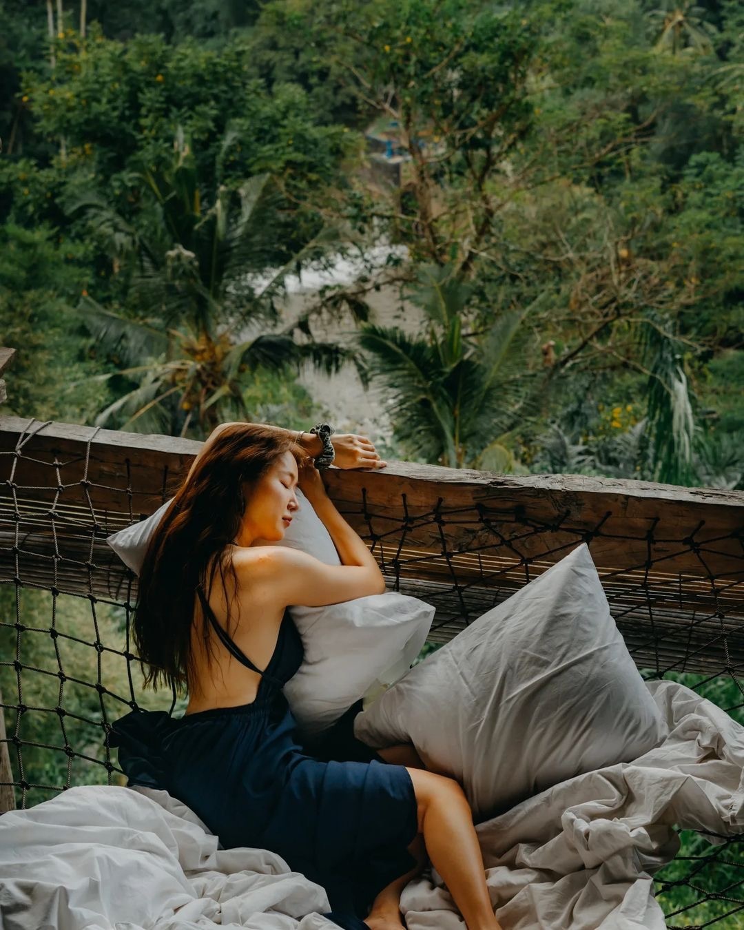 30岁女星的"优雅露背裙装",sistar出身昭宥晒美照!