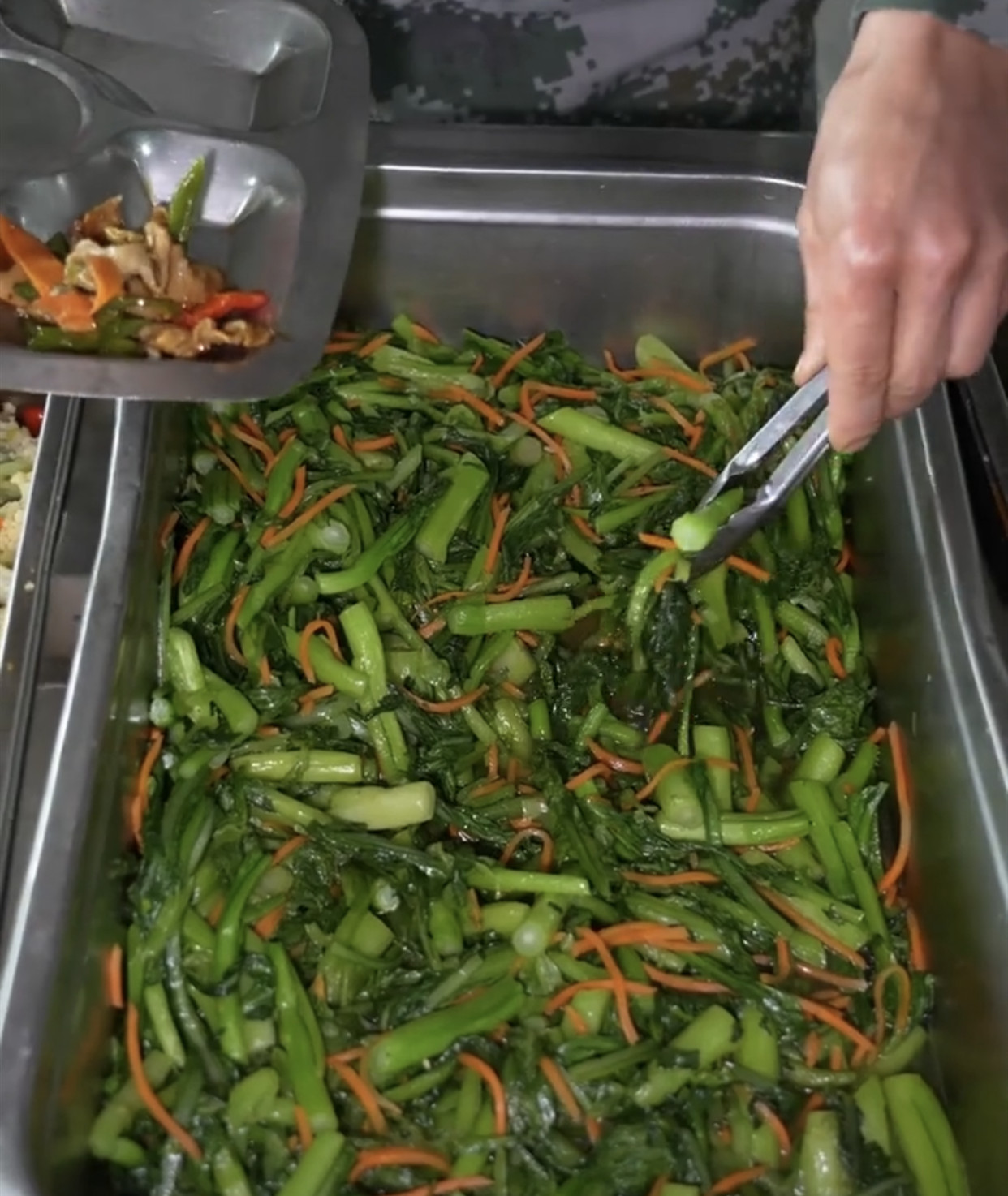 来晒晒陆军食堂的一顿午餐吃得太扎实了难怪兵强马壮
