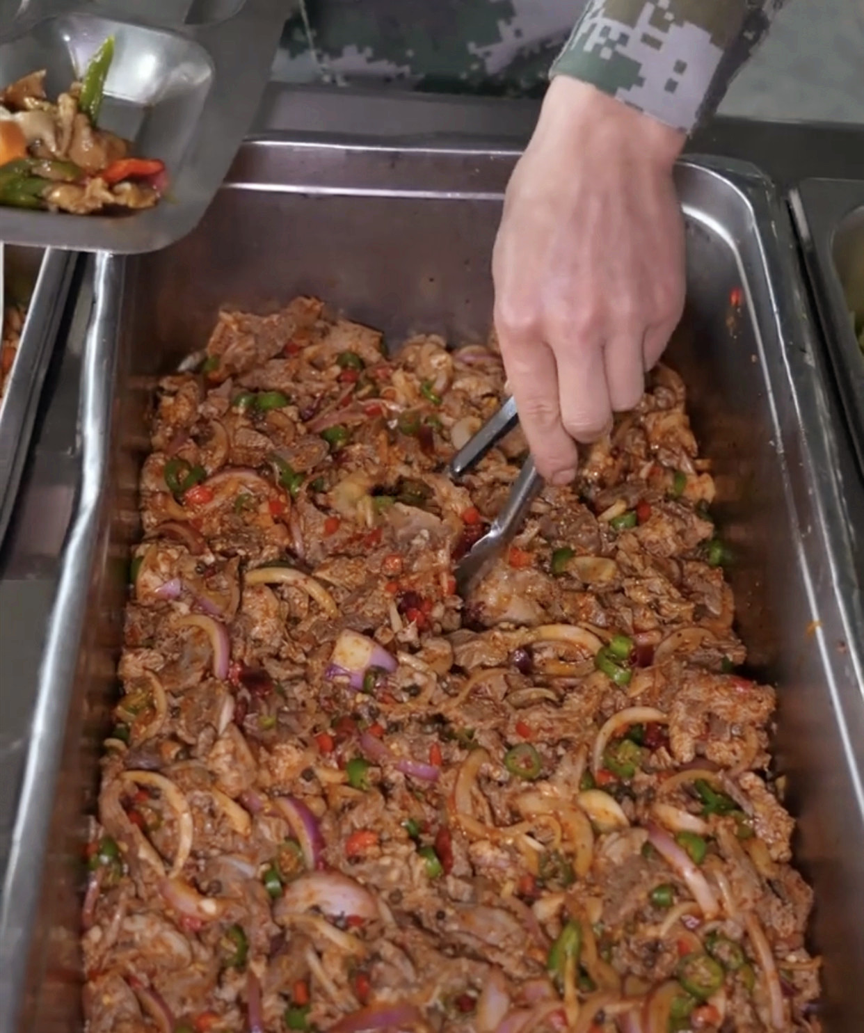 来晒晒陆军食堂的一顿午餐吃得太扎实了难怪兵强马壮