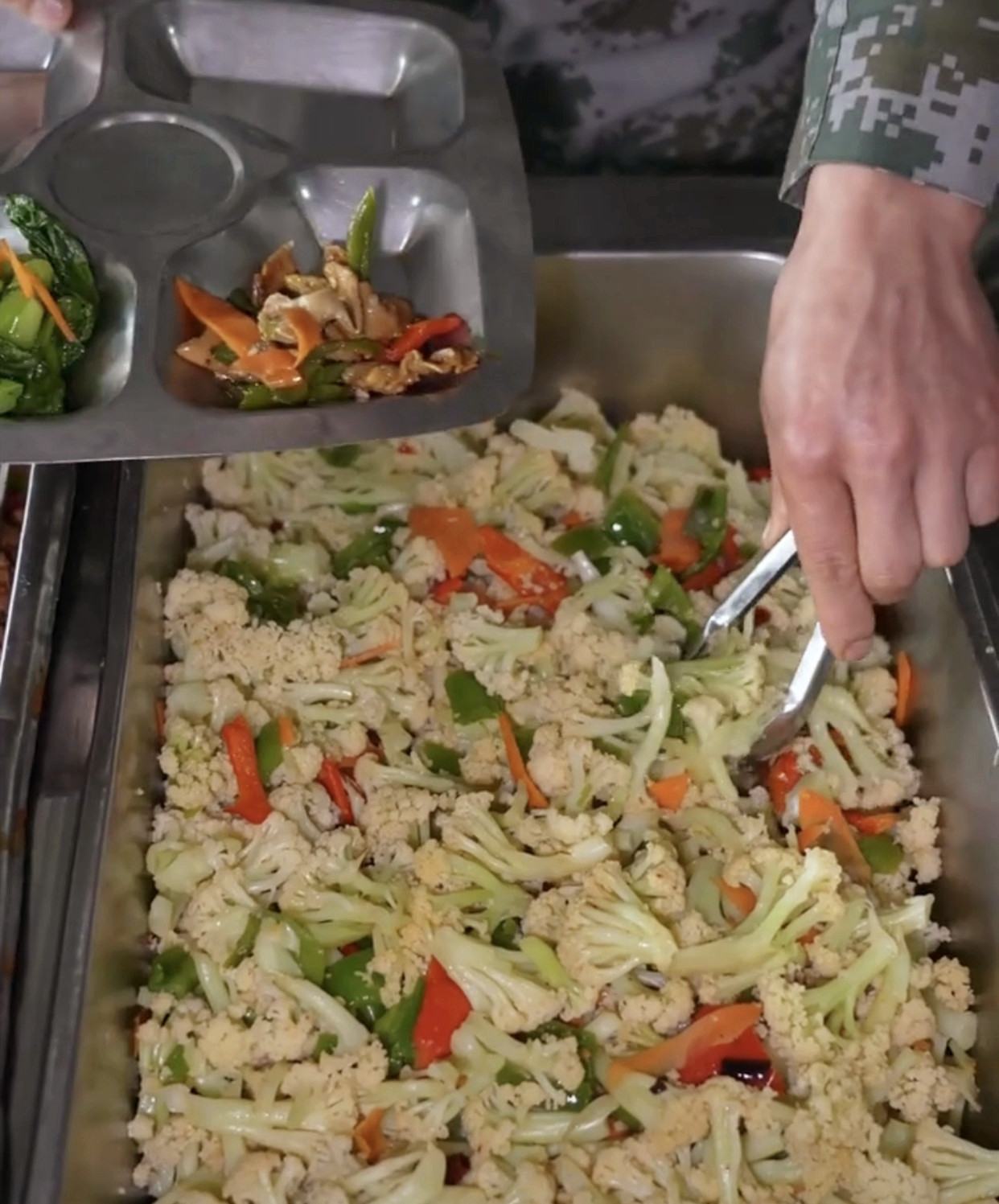 炸鸡腿这鸡腿可比快餐店里裹着厚厚粉浆的要扎实多了,一看就炸的酥脆