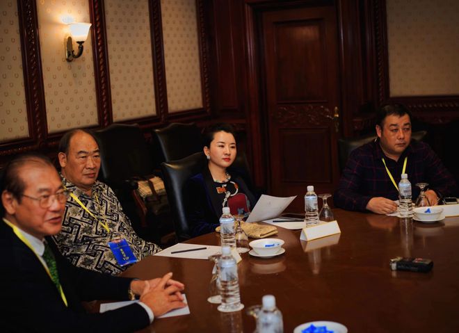 朱共山老婆杨燕受邀出席管峻书画精品展