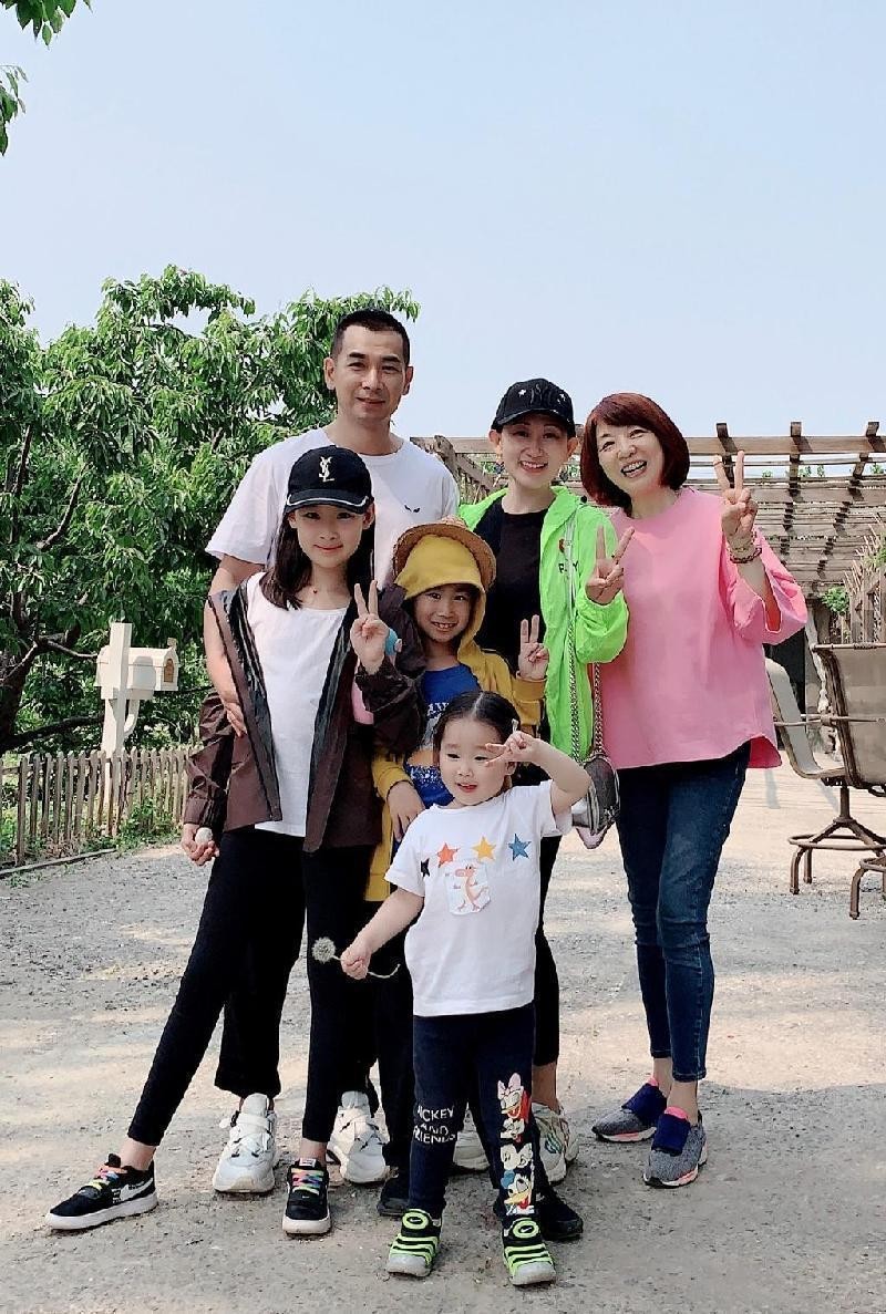 赵文卓妻子挺会打扮的,文化衫配微喇裤小礼帽,看着好有个性|女生们