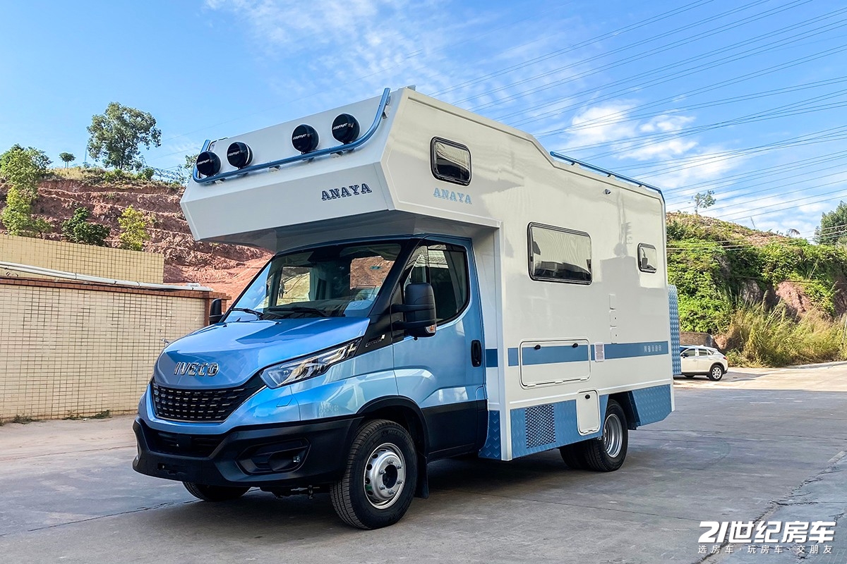 真敢玩440升水箱27度电配竹制家具阿娜亚进口依维柯房车