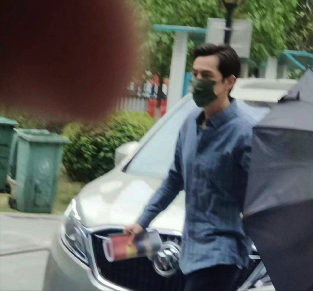 胡歌县委大院街边路透,绿色口罩深蓝色衬衣,和逍遥哥哥不一样了休闲区蓝鸢梦想 - Www.slyday.coM 胡歌县委大院街边路透,绿色口罩深蓝色衬衣,和逍遥哥哥不一样了休闲区蓝鸢梦想 - Www.slyday.coM