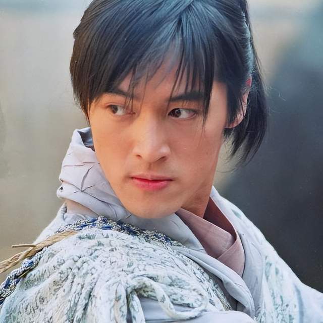 胡歌县委大院街边路透,绿色口罩深蓝色衬衣,和逍遥哥哥不一样了休闲区蓝鸢梦想 - Www.slyday.coM 胡歌县委大院街边路透,绿色口罩深蓝色衬衣,和逍遥哥哥不一样了休闲区蓝鸢梦想 - Www.slyday.coM