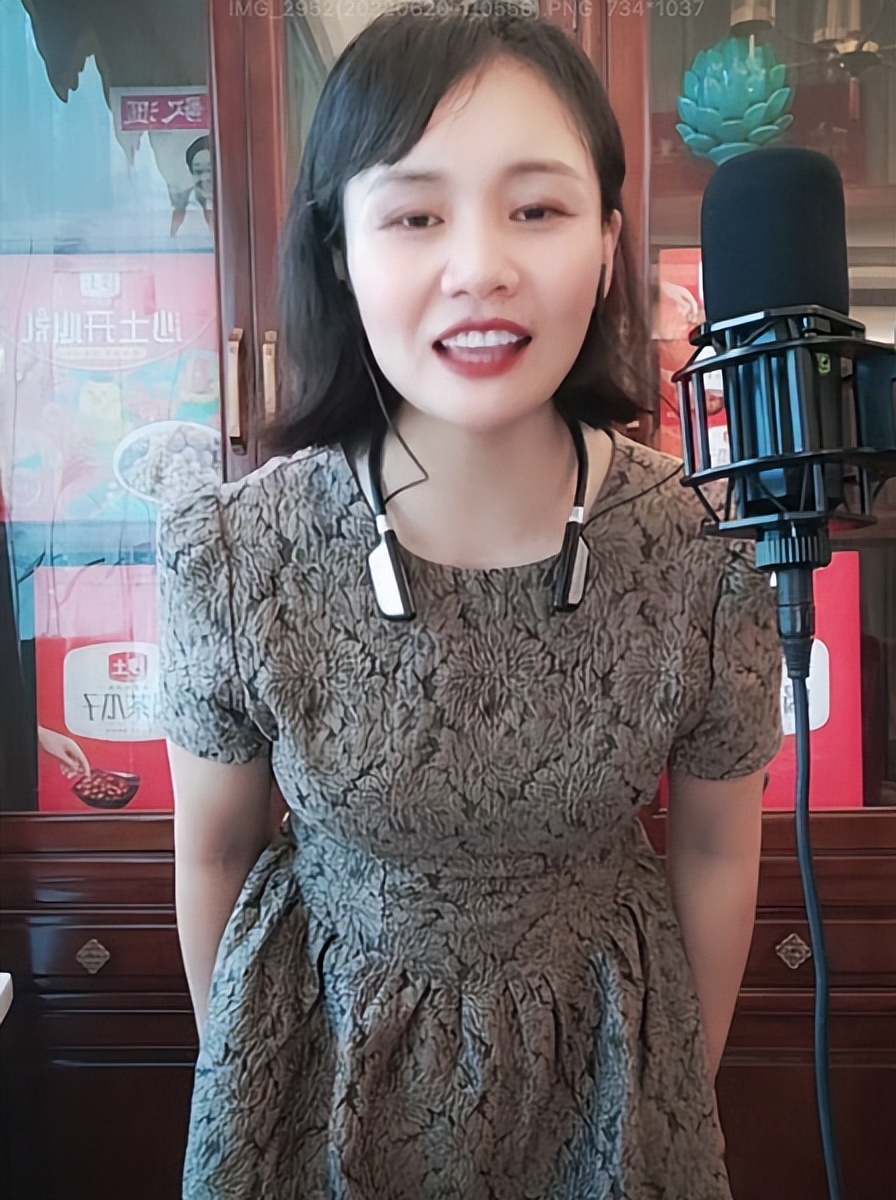 军旅歌手袁庆新发型亮相，颜值惊艳显冻龄，深情献唱泪洒直播间休闲区蓝鸢梦想 - Www.slyday.coM