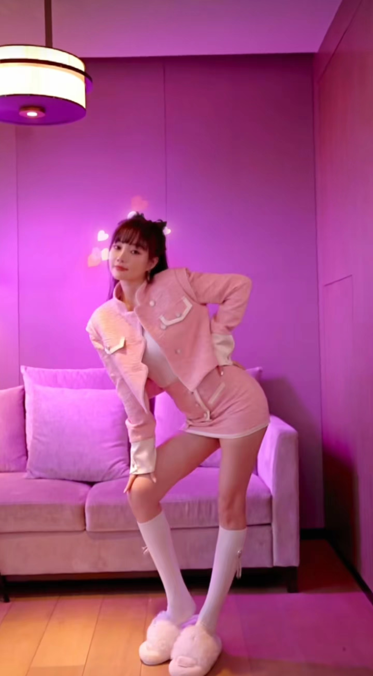 李小璐穿紧身上衣跳舞动作专业身材好面带微笑不理负面评论