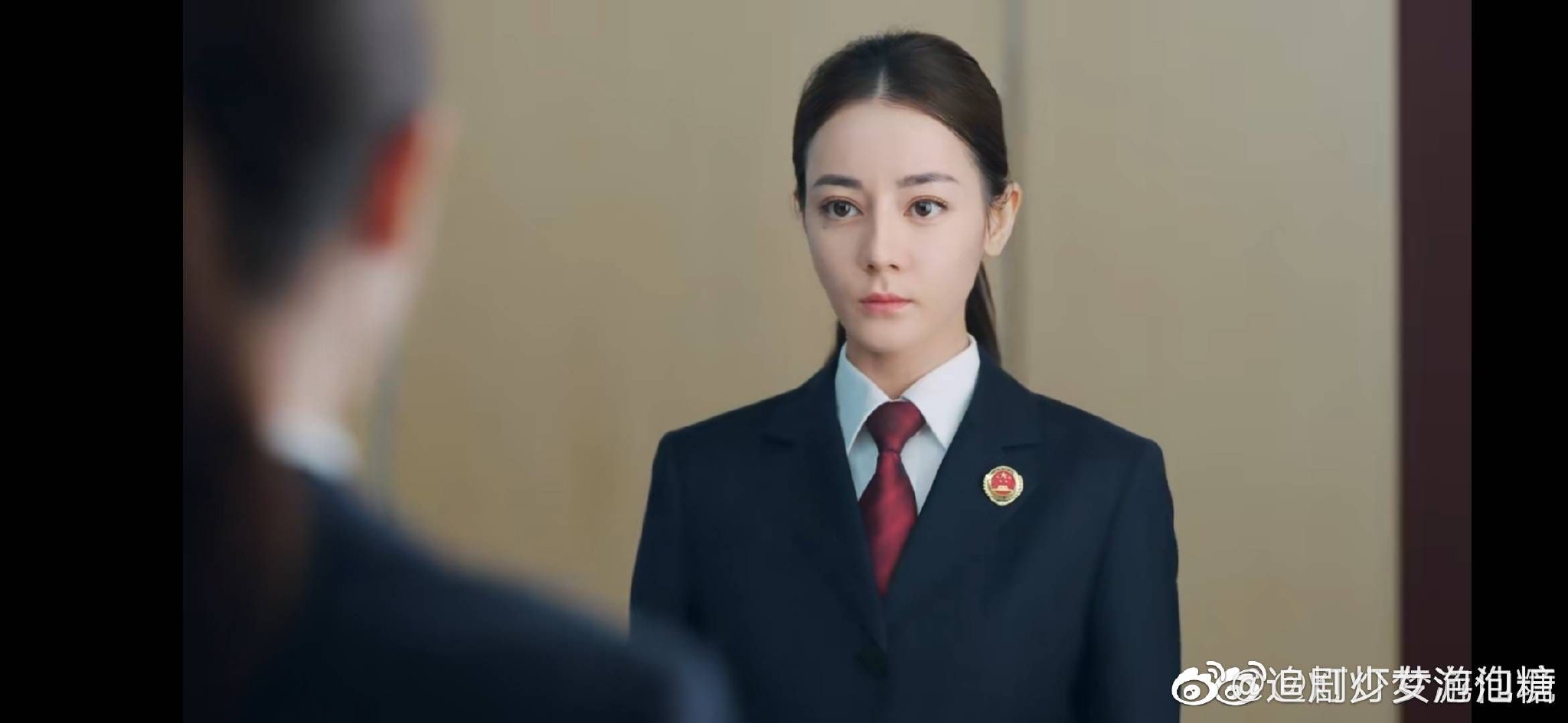 公诉精英中迪丽热巴饰演的检察官安旎真的给人蛮大惊喜