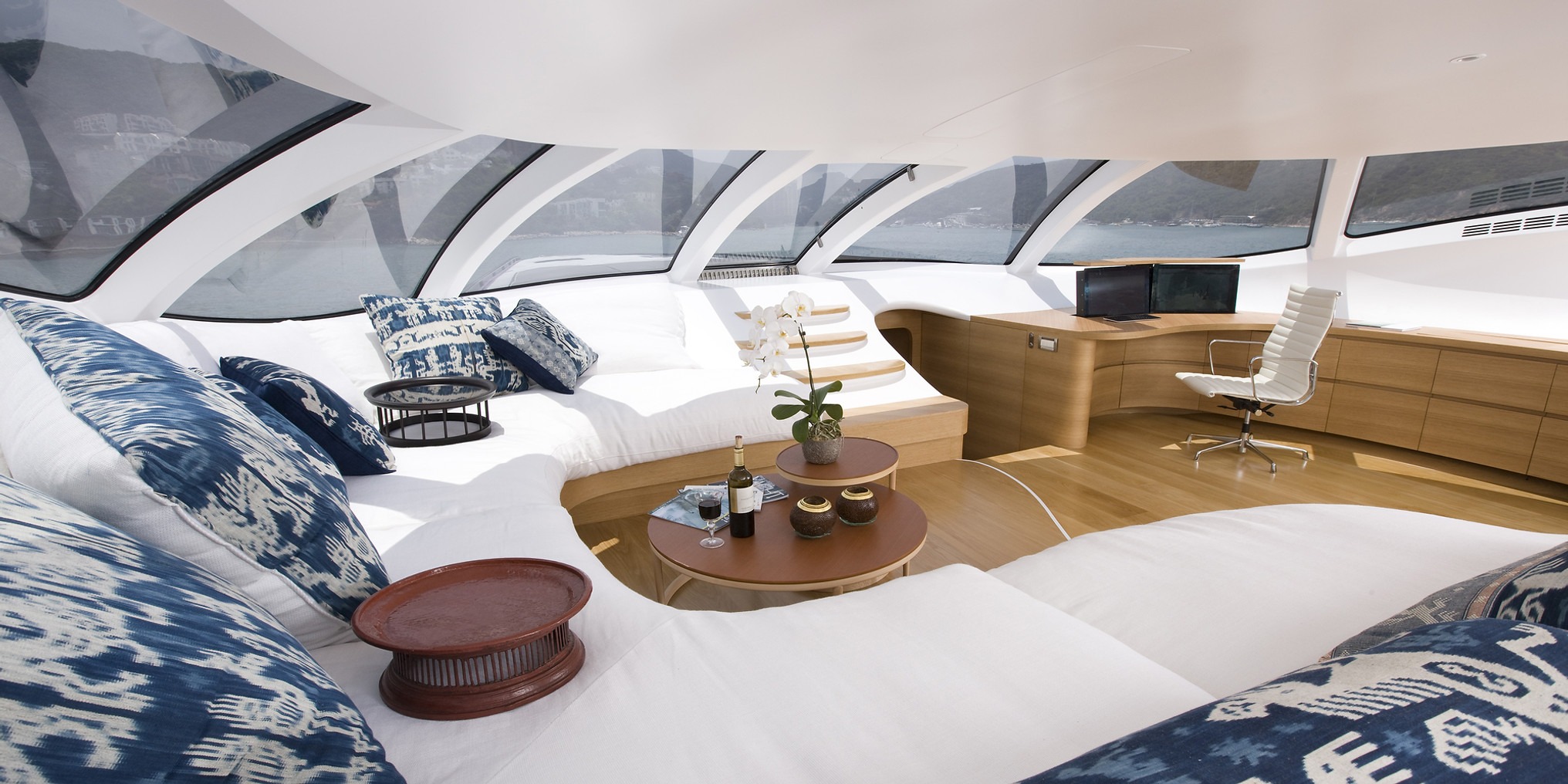 三体超级游艇adastra号建造商重磅签约中国经销商