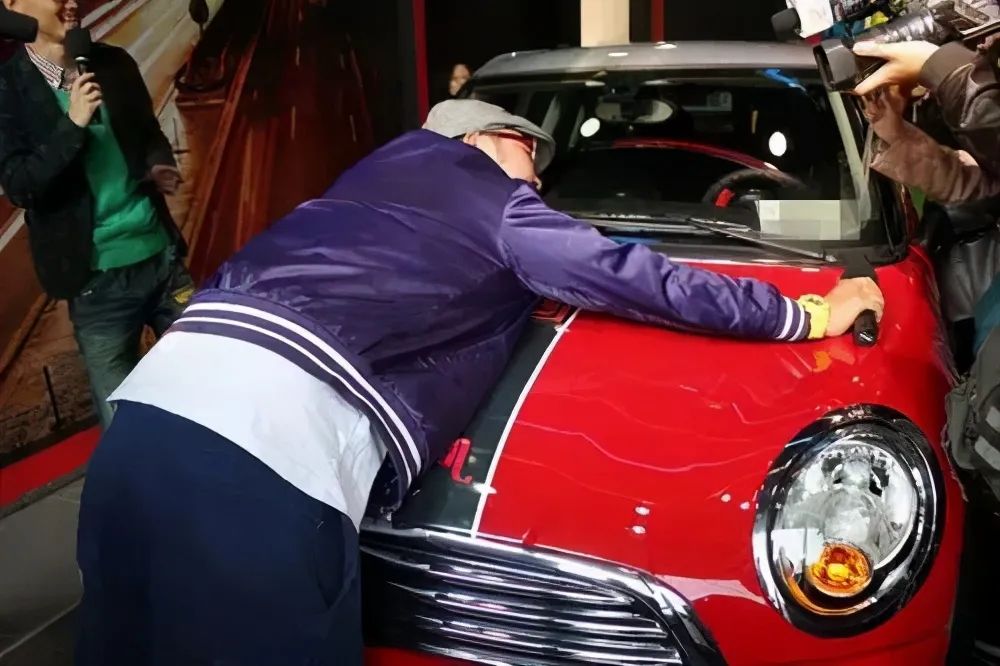 34岁杜海涛近照认不出，暴瘦30斤身材挺拔，脸部下垂苍老不少休闲区蓝鸢梦想 - Www.slyday.coM