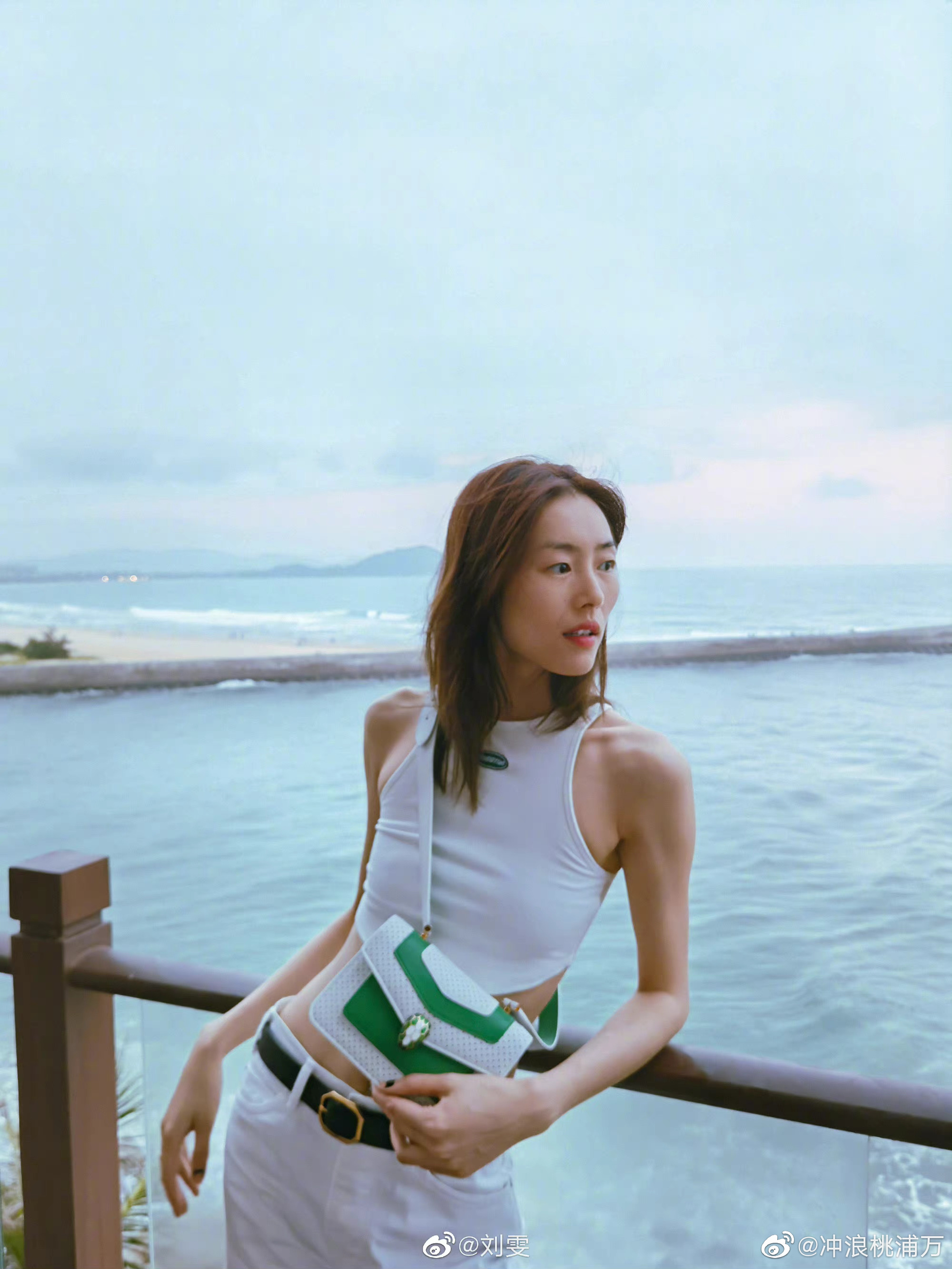 刘雯的海边四连拍来啦不愧是超模好会拍