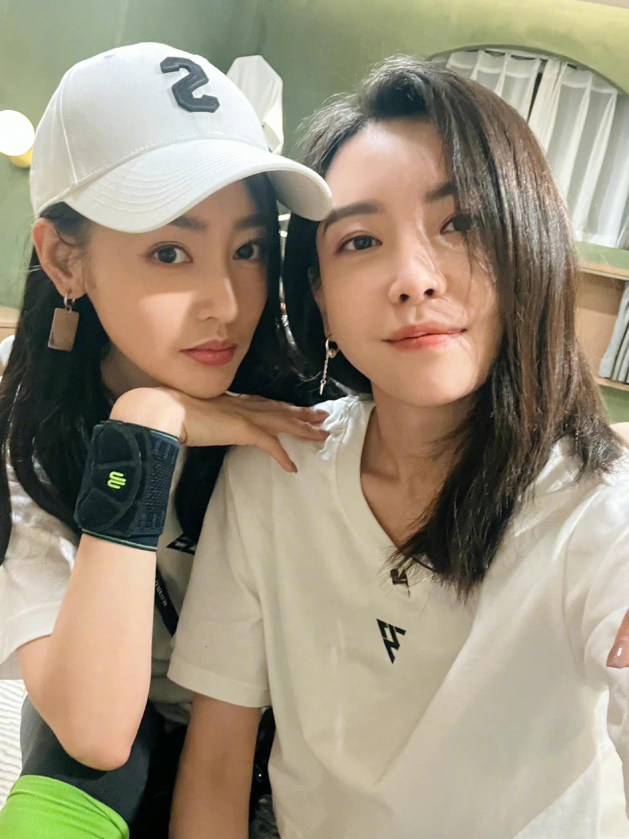 张天爱于文文同框合照15 张天爱注意一下眼神好吗!