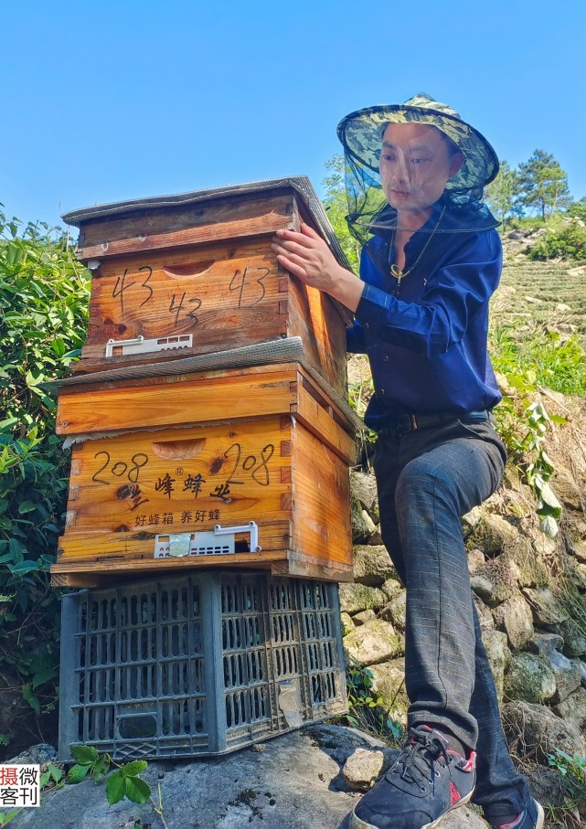 90后小伙山洞里造“豪华别墅”,14年只为养好蜂休闲区蓝鸢梦想 - Www.slyday.coM 90后小伙山洞里造“豪华别墅”,14年只为养好蜂休闲区蓝鸢梦想 - Www.slyday.coM
