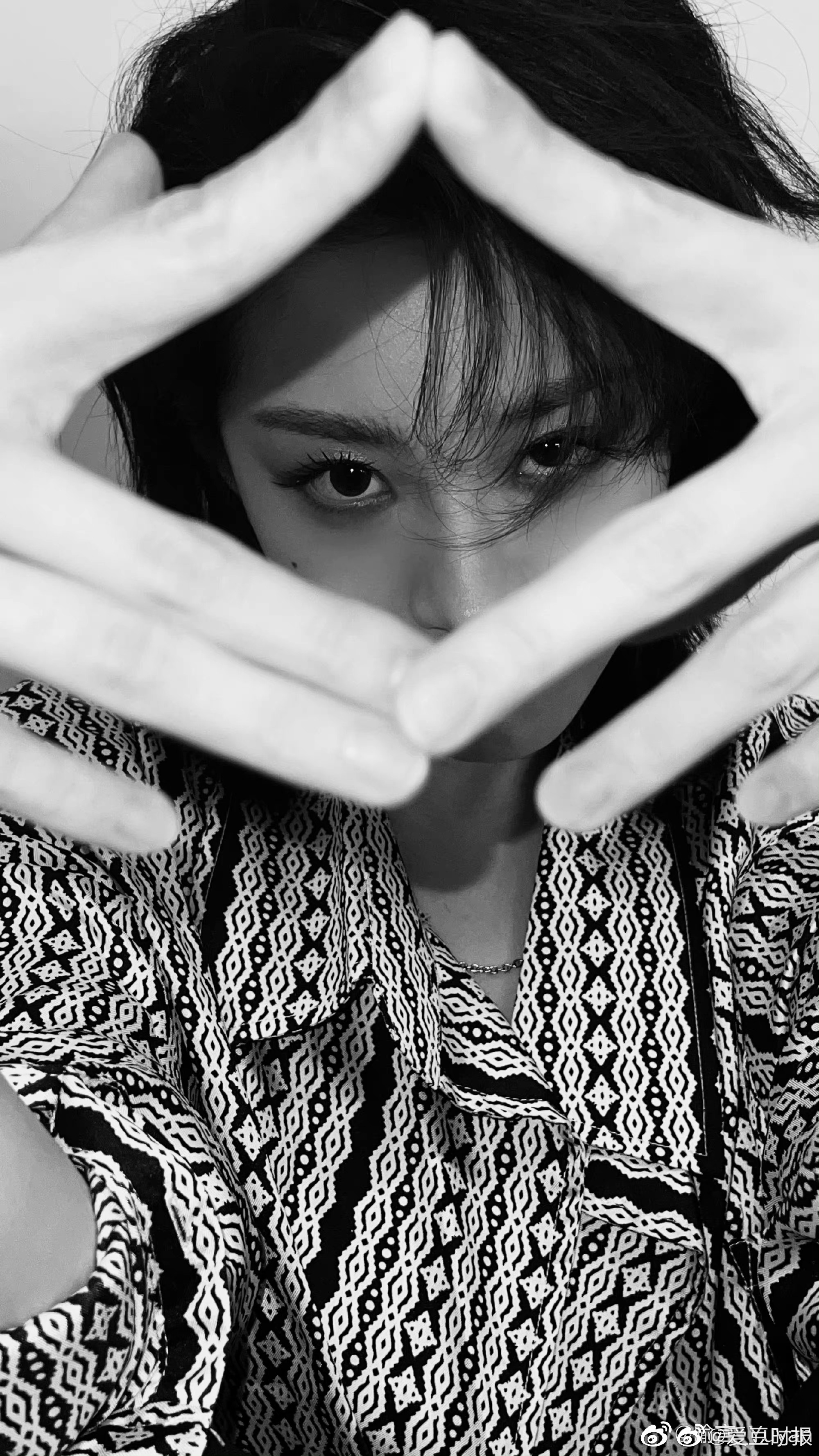 喻言晒live九宫格照短发黑白大片好酷好飒