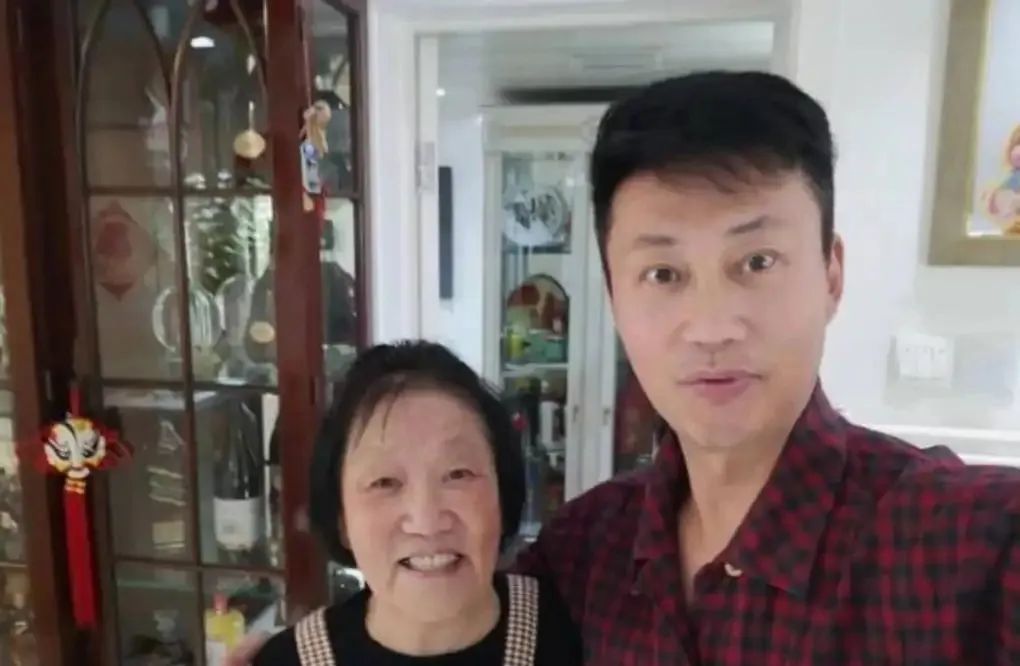 27岁上春晚，被小14岁粉丝倒追，宠妻15年被抛弃，伤透心至今单身休闲区蓝鸢梦想 - Www.slyday.coM