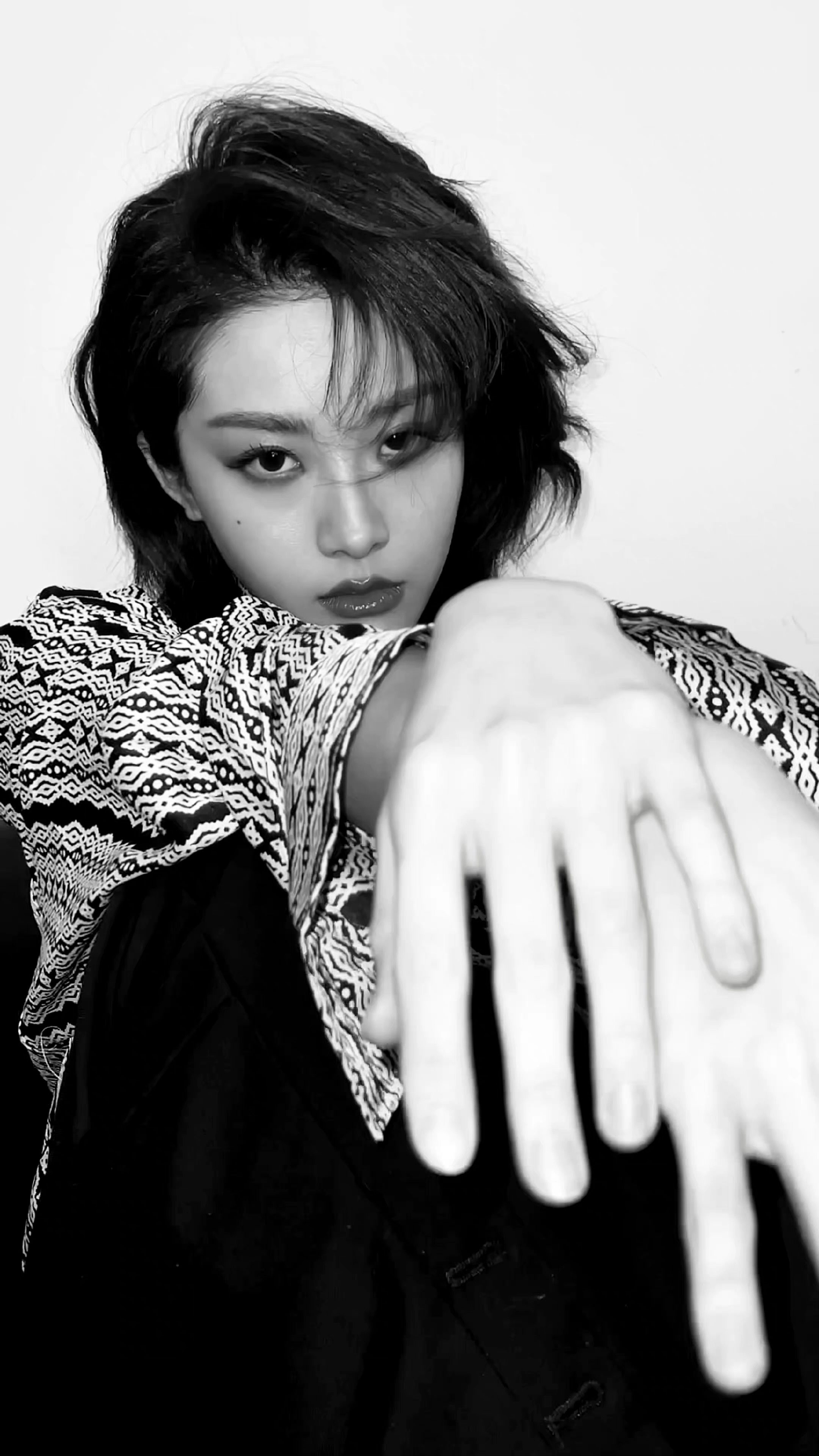 喻言晒live九宫格照短发黑白大片好酷好飒