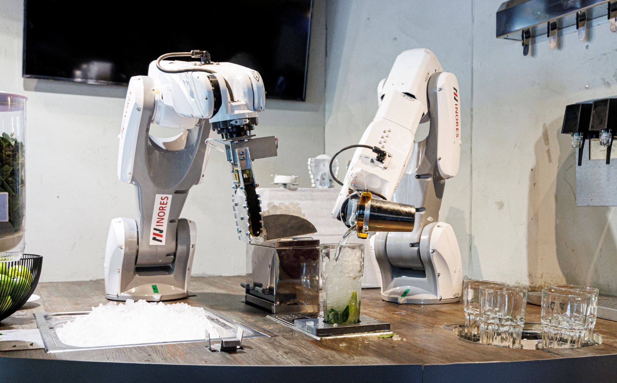 德国机器人调酒师