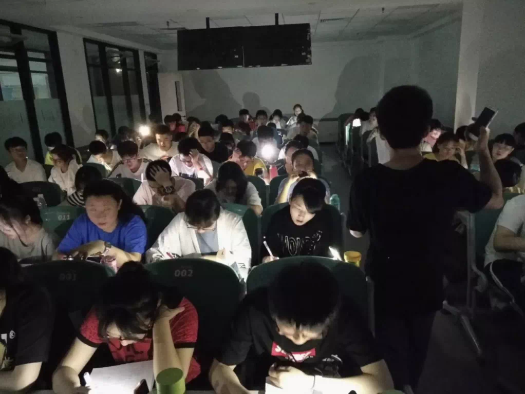 被俞敏洪感谢的董宇辉，又因罗永浩的朋友圈刷屏休闲区蓝鸢梦想 - Www.slyday.coM