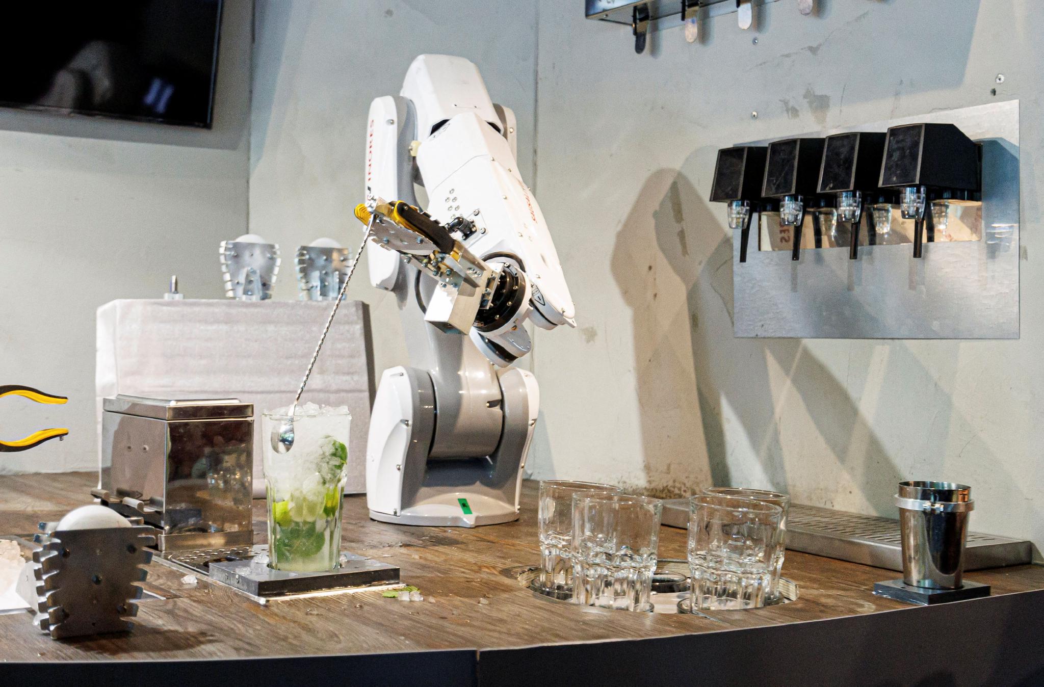 德国机器人调酒师