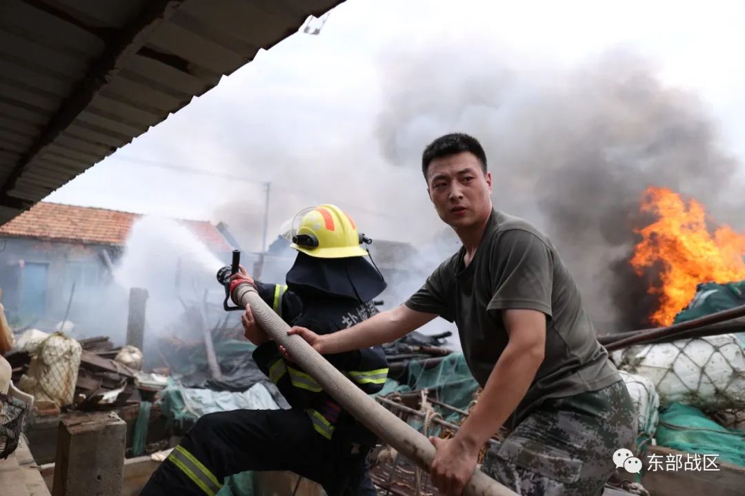 班长赵小龙在救火.