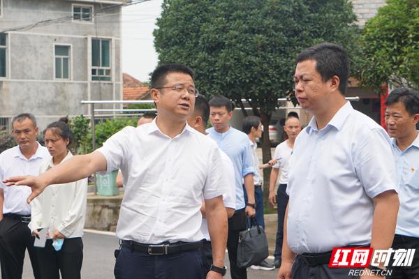 袁梓杰)6月20日,湘西土家族苗族自治州保靖县委常委,县委办主任吉秀锋