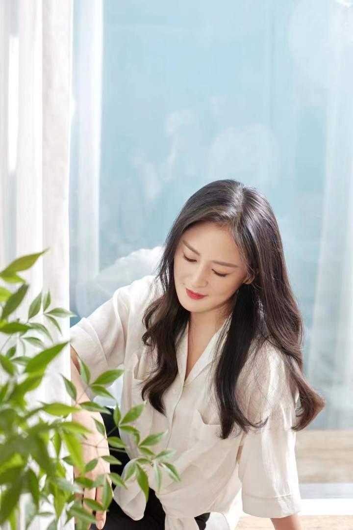 金牌制片人黄澜处女作出版上市我们都要活出发光的自己