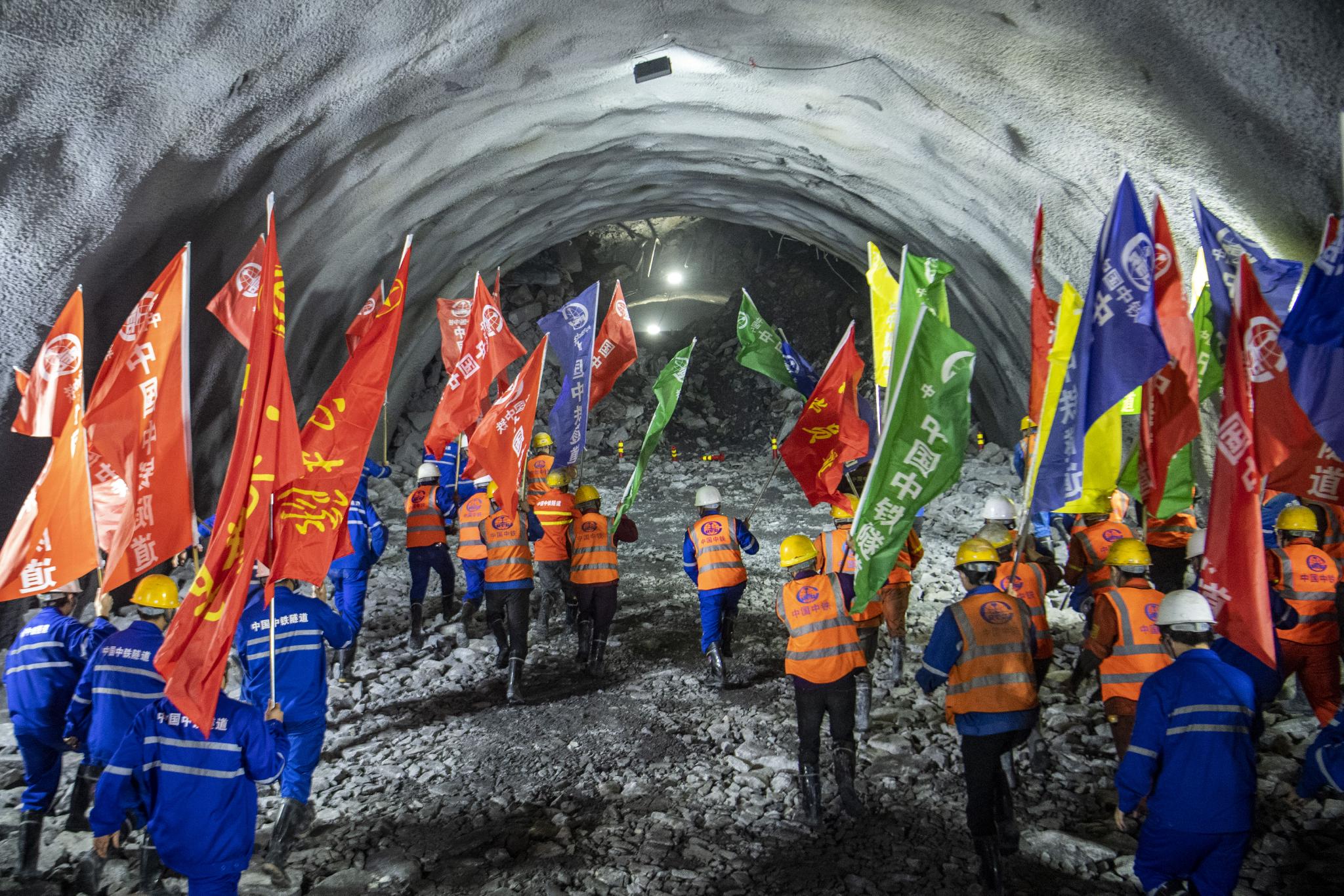 新成昆铁路最长隧道小相岭隧道贯通|隧道_新浪新闻