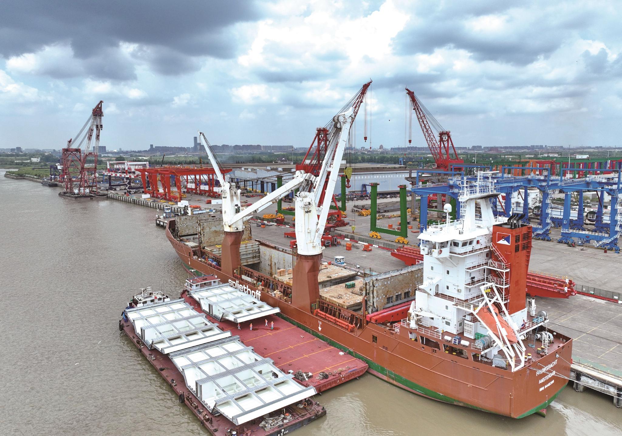 20日在南通振华基地码头钢箱梁段装船现场拍摄的画面.