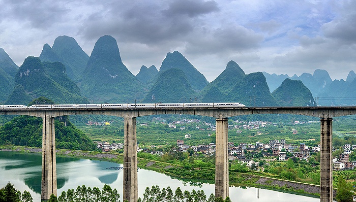 超过设计时速贵广高铁将通过预留条件提速至300公里小时