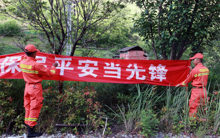 悬挂标语横幅(段光旭摄)据了解,该支队下步将在驻训场组织开展"献礼二