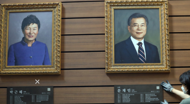 文在寅肖像画首次公开展示 与朴槿惠等人并排