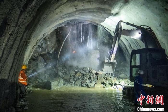 成昆铁路复线峨眉至冕宁段最后一座隧道贯通|隧道_新浪财经_新浪网