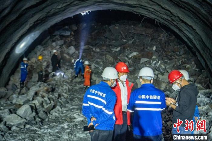 成昆铁路复线峨眉至冕宁段最后一座隧道贯通