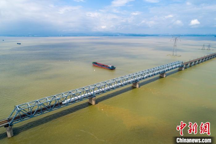 江西九江湖口县港航海事部门对鄱阳湖水域实施交通管制,并启动大桥