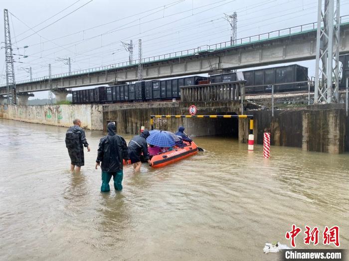 56 6米洪峰或今晚过境韶关沿岸民众紧急撤离 韶关市 洪峰 暴雨 新浪新闻