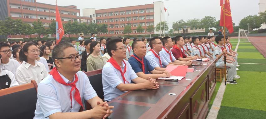 永远跟党走奋进新征程重庆市垫江八中举行离队入团活动