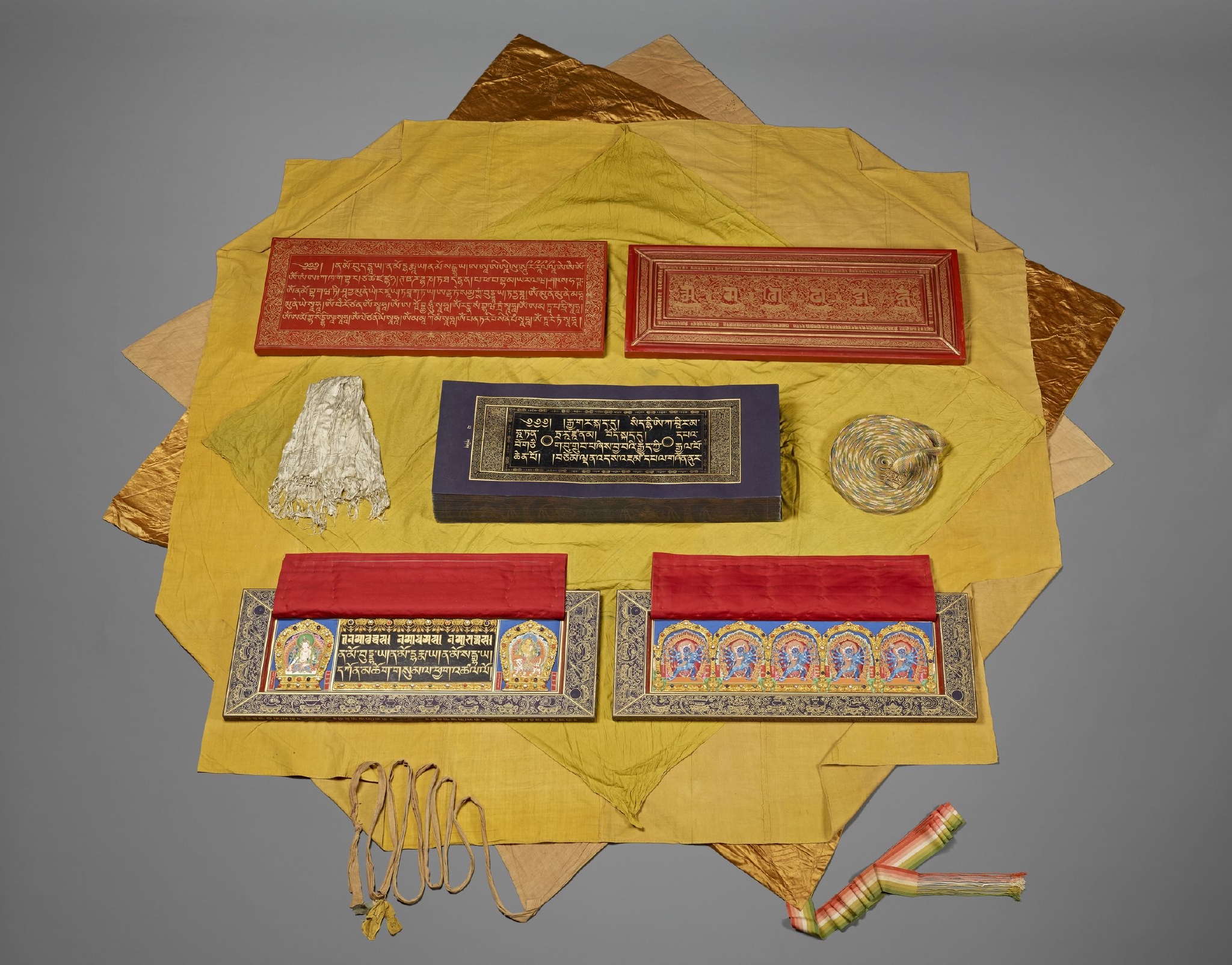 清康熙朝《内府泥金写本藏文龙藏经》