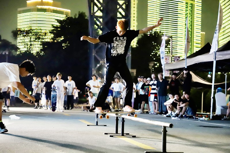 “陆地冲浪”的追风少年！青岛街头上的“玩板儿”群体，你见过吗？休闲区蓝鸢梦想 - Www.slyday.coM