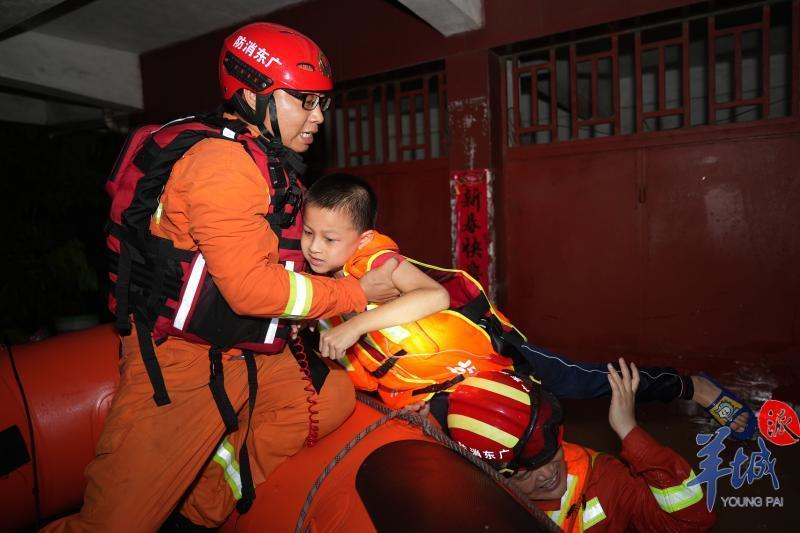 【多图】夜战洪水！救援力量坚守英德抗洪一线，居民安全转移休闲区蓝鸢梦想 - Www.slyday.coM