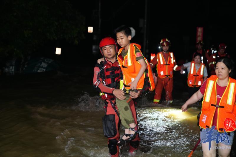 【多图】夜战洪水！救援力量坚守英德抗洪一线，居民安全转移休闲区蓝鸢梦想 - Www.slyday.coM