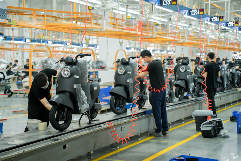 新日电动二轮车生产流水线,52秒就能组装一辆整车