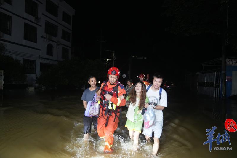 【多图】夜战洪水！救援力量坚守英德抗洪一线，居民安全转移休闲区蓝鸢梦想 - Www.slyday.coM