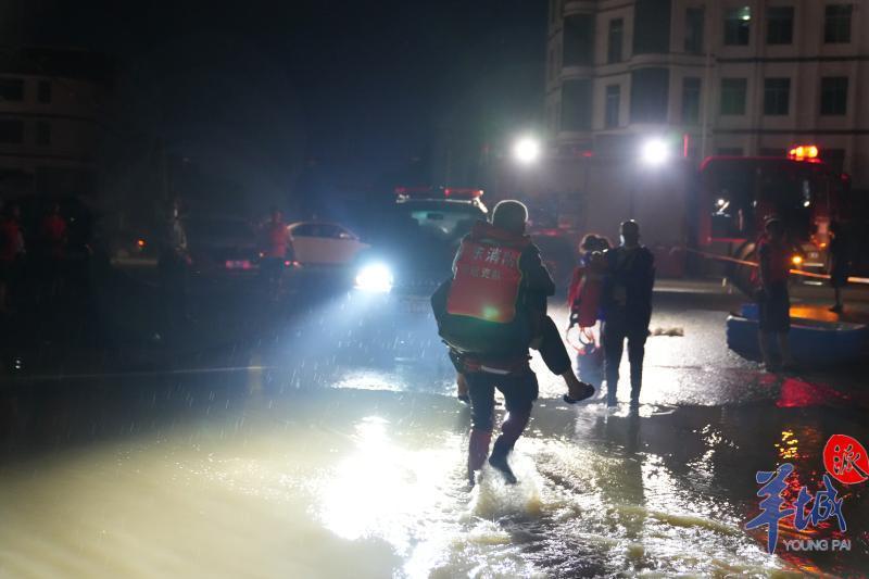 【多图】夜战洪水！救援力量坚守英德抗洪一线，居民安全转移休闲区蓝鸢梦想 - Www.slyday.coM