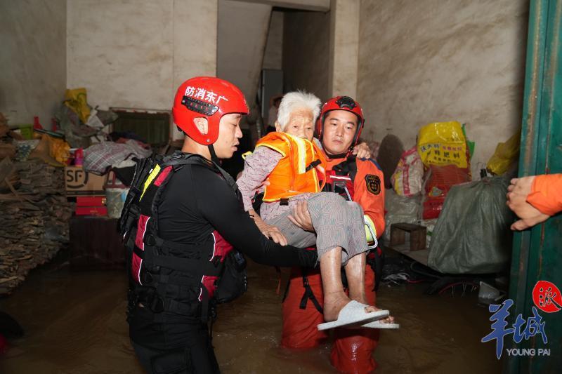 【多图】夜战洪水！救援力量坚守英德抗洪一线，居民安全转移休闲区蓝鸢梦想 - Www.slyday.coM