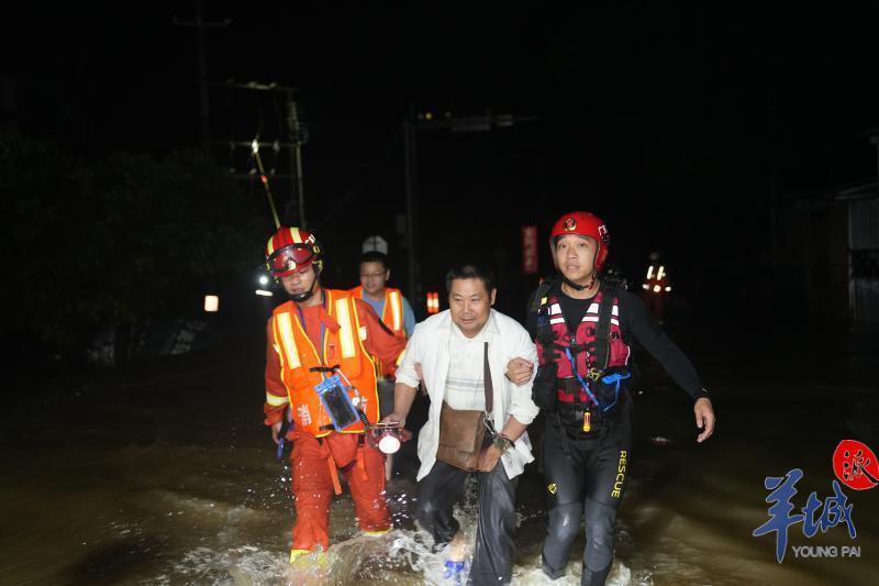 【多图】夜战洪水！救援力量坚守英德抗洪一线，居民安全转移休闲区蓝鸢梦想 - Www.slyday.coM