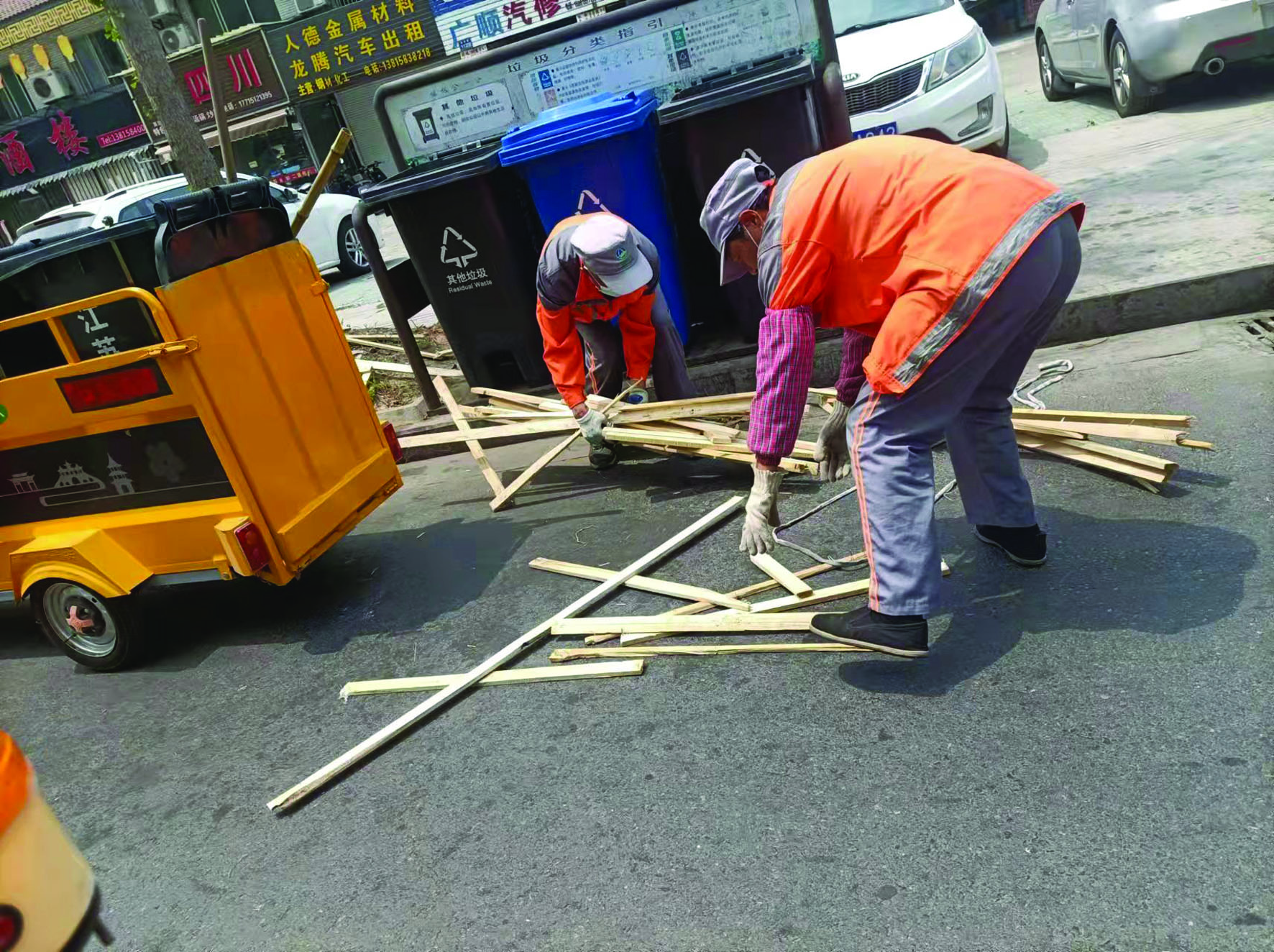 广陵环卫工人高温下坚守岗位